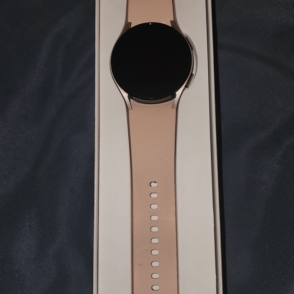 ** SOLD ** Samsung Galaxy Watch5 LTE (cellular & Wi-Fi) - Picture 5 of 9